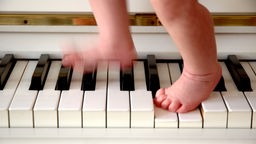 Ein Kind läuft über ein Klavier