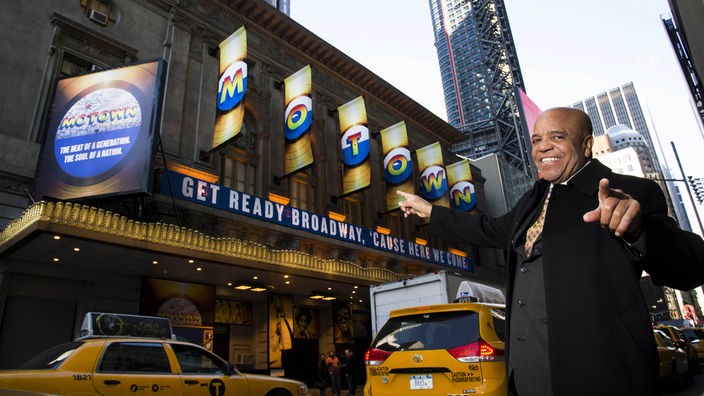Berry Gordy vor dem Lunt-Fontanne Theatre am Broadway i New York