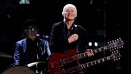 Jimmy Page tritt während der 38. jährlichen Einführungszeremonie in die Rock & Roll Hall of Fame in Brooklyn auf.
