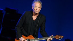 Lindsey Buckingham, damals Gitarrist der britisch-US-amerikanischen Rockband Fleetwood Mac, steht in der o2 world in Berlin auf der Bühne.