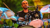 Ringo Starrr bei einem Auftritt am Schlagzeug (2011)