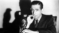 Humphrey Bogart abgebildet mit Zigarette 