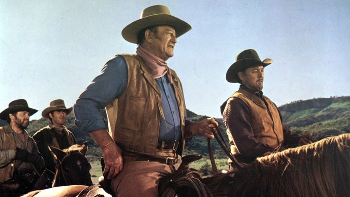 John Wayne und Ben Johnson reiten im Western "Chisum" durch die Prärie (1970)