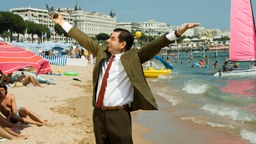 Filmszene aus "Mr. Bean macht Ferien" (2007): Rowan Atkinson als Mr. Bean glücklich am Strand