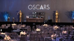 Ein Blick über einen Saal im Beverly Hilton Hotel vor der Oscar-Verleihung 2024.