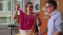 Yvonne Willicks trocknet ein pinkes Hemdchen mithilfe einer Salatschleuder