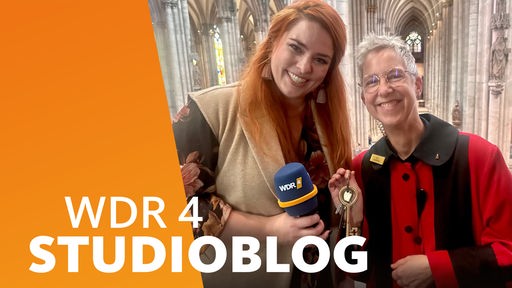 WDR 4 Lokalzeitreporterin Friederike Müllender mit Domschweizerin und dem Schlüssel für die große Pforte