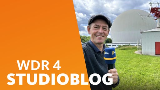 WDR 4 Lokalzeitreporter Manuel Unger vor der Sternwarte in Bochum-Weitmar