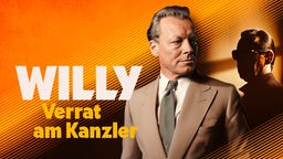 Ein Schauspieler, der Willy Brandt darstellt steht vor einem orangefarbenem Hintergrund