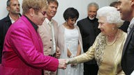 Queen Elizabeth trifft Sir Elton John