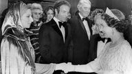 Queen Elizabeth trifft Barbra Streisand und James Caan, rechts daneben James Stewart