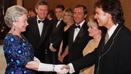 Queen Elizabeth trifft Cliff Richards