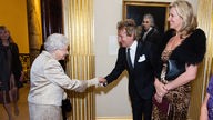 Queen Elizabeth trifft  Sir Rod Stewart und seine Frau Penny Lancaster 