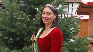 Sophia Adlberger, deutsche Weihnachtsbaumkönigin, posiert am Rande der Eröffnung der Weihnachtsbaumsaison des Thüringer Tannenhofes