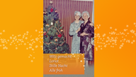 zwei Frauen stehen vor einem Weihnachtsbaum