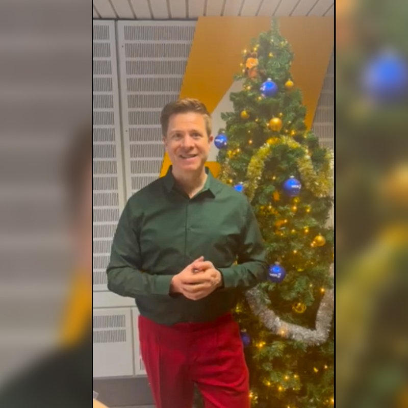 Bastian Bender im weihnachtlichen WDR 4 Studio