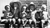 Kinder essen genüsslich Eis in der Sonne