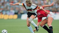 Silvia Neid spielt im Trickot der Deutschen Nationalmannschaft eine Gengerin auf dem Platz aus