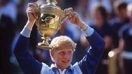 Boris Becker hält 1985 den Siegerpokal von Wimbledon in die Höhe