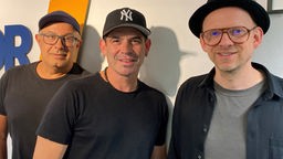 Leadsänger Sascha Pierro mit seinen beiden Bandkollegen Christian Fleps und Dominik Decker