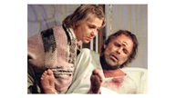 Judy Winter als Krankenschwester versorgt im Stück "Misery" den schwer verletzten Thomas Fritsch