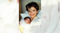 Uschi Glas mit ihrer neugeborenen Tochter Julia im Arm.