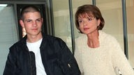 Uschi Glas mit ihrem Sohn Benjamin bei Dreharbeiten in München 1997.