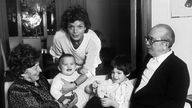 Uschi Glas bei einem Familientreffen mit ihren Eltern und Kindern in München 1983.