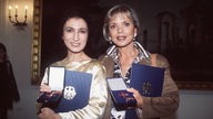 Uschi Glas und Renan Demirkan bei der Verleihung ihres Bundesverdienstkreuzes 1998.