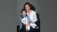 Uschi Glas und ihr Sohn Benjamin mit einer Stoffkatze 1978.