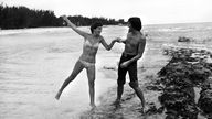 Uschi Glas und Udo Jürgens bei einem Tanz am Strand auf den Bahamas 1977.
