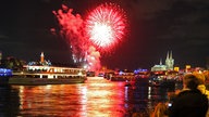 Feuerwerk über dem Rhein, im Hintergrund der Kölner Dom.