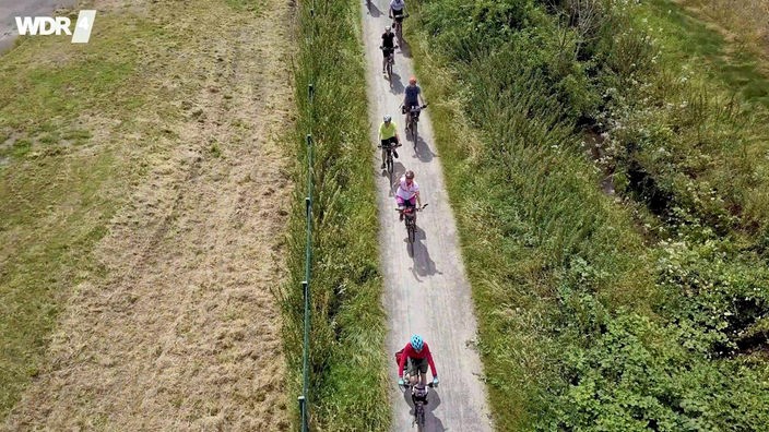 einige Radfahrer bei der NRW Radtour 2024, Vogelperspektive
