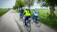 Bastian Bender gemeinsam mit drei weiteren Radfahrern bei der Probefahrt zur NRW Radtour 2023