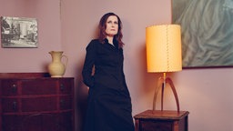 Alison Moyet steht in einem Zimmer mit Vintage-Mobiliar