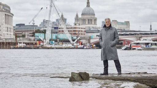 Tom Jones vor Stadtpanorama am Fluss