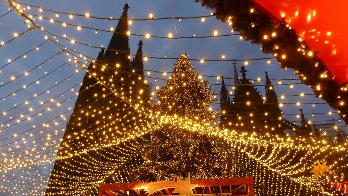 Blick auf den Kölner Dom und den Weihnachtsmarkt 