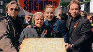 Volker Lechtenbrink, Heidi Kabel, Jasmin Wagner und Johannes B. Kerner halten ein Tablett Butterkuchen