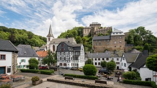 Blankenheim: Blick auf historischen Ortskern Klosterstraße und Burg Blankenheim