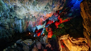 Bunt angestrahlte Dechenhöhle in Iserlohn