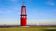 Das Geleucht, Kunstwerk von Otto Piene auf der Halde Rheinpreussen, 30 m hohe Skulptur in Form einer Grubenlampe