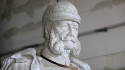 Die aus weißem Marmor gefertigte Kaiser Wilhelm I. Statue steht bei Steinmetz Ralf Schlicht in der Werkstatt.
