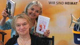 Elke Heidenreich und Heike Knispel im WDR 4 Studio mit Buchexemplaren in der Hand