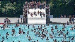 Ein überfülltes Freibad im Sommer