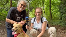 Wolfgang Niedecken und "Numa" beim Waldspaziergang mit WDR 4-Reporterin Andrea Halter.