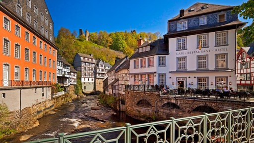 Rotes Haus und Fachwerkhäuser an der Rur in Monschau