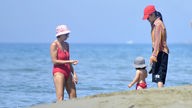 Gianna Nannini mit ihrer Tochter am Strand (2013)