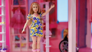 Eine Puppe der Barbie Fashionistas mit Down-Syndrom ist während der 73. Internationalen Spielwarenmesse am Stand von Mattel zu sehen.