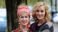 Die Schauspielerin Beatrice Richter (als Nirvana, l) und ihre Tochter, die Schauspielerin Judith Richter (als Sieglinde Bachmeier), aufgenommen bei einem Pressetermin der BR-Fernsehserie "Im Schleudergang" am 20.10.2014 in München (Bayern). 