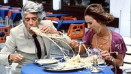 Rudi Carrell und Beatrice Richter beim Spaghetti-Essen in einer Szene von Carrells "Tagesshow".